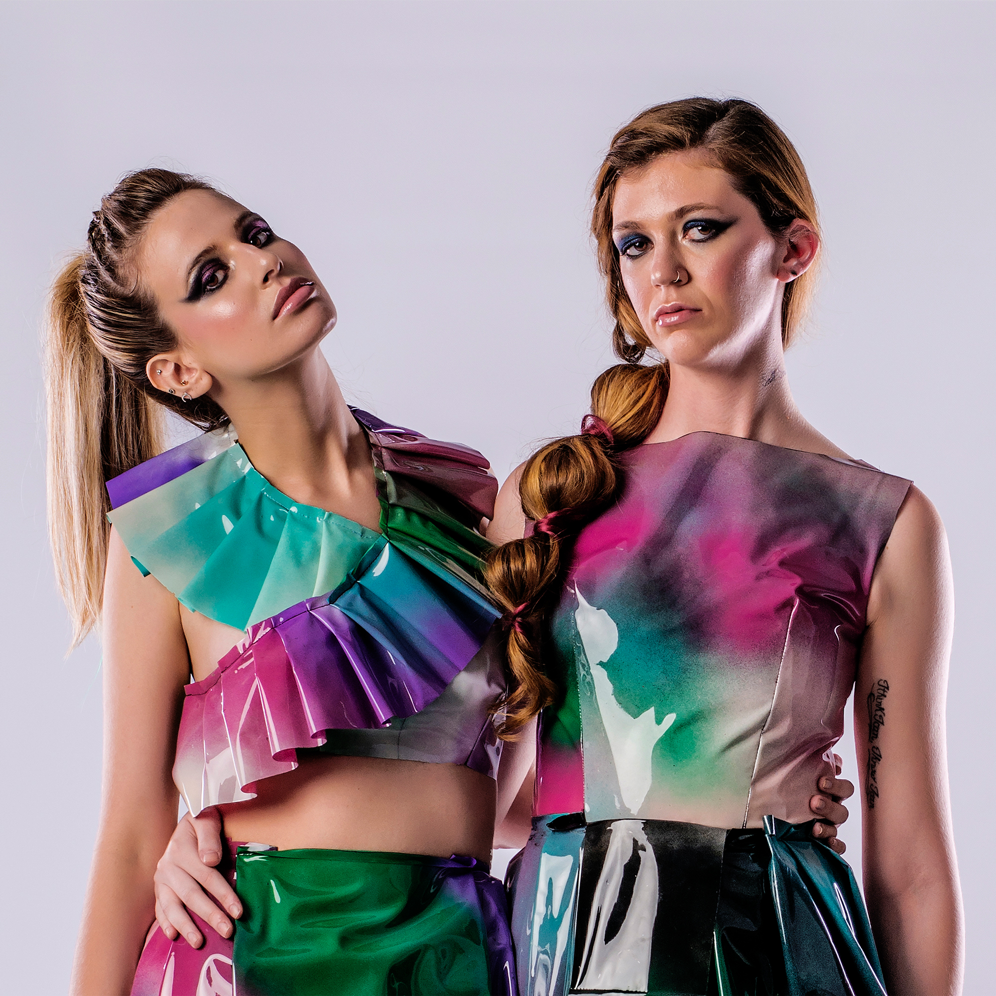 Equipo creativo durante una sesión de fotografía de moda editorial en estudio